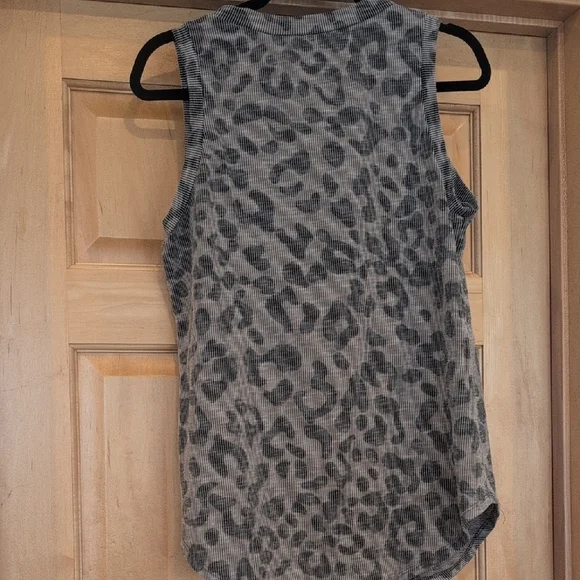 Gray Fitted Leopard Print Ribbed Tank Top - Picture 5 of 5